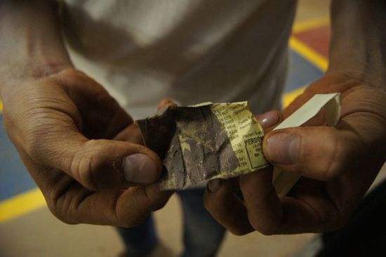 die ein explosives Pulver enthalten
