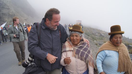Jürgen Escher hilft zwei alten Frauen über den Berg