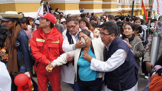 Eine Frau schafft es mit letzter Kraft auf die Plaza Murillo - nach zwei Monaten und 660 Kilometern