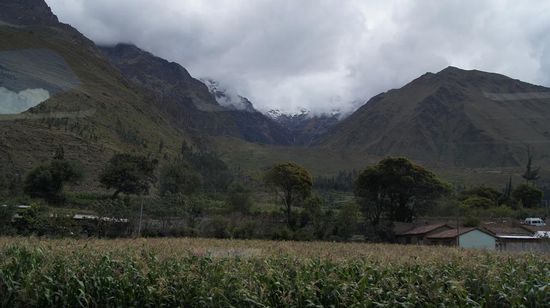 Landschaft im Heiligen Tal, unten Mais, oben Schnee