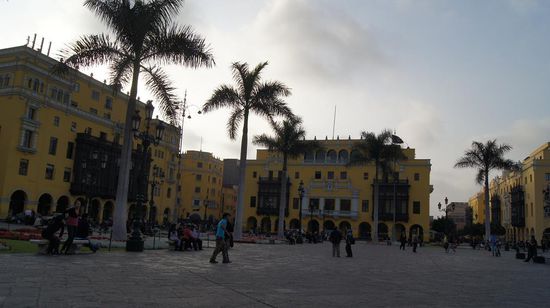 Gelbe Haeuser saeumen die Plaza