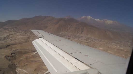 Anflug auf die Millionenstadt Arequipa, die von maechtigen Vulkanen umgeben ist.