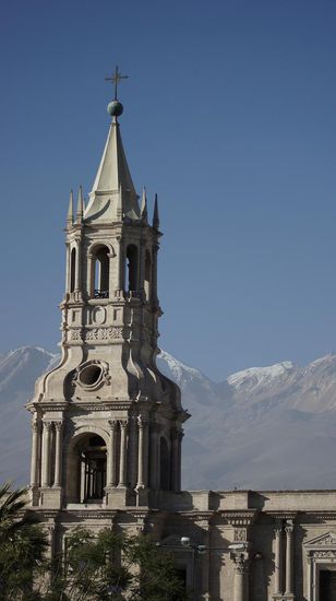 Hinter der Kathedrale scheinen maechtige Andengipfel auf. Ich habe uebrigens dazu eine eigene Theorie eintwickelt: Die ersten Souvenirs stammen aus dieser Gegend. Bilder wie dieses inspirierten den Betrachter zur Aussage: "Wie gut, dass ich die Anden kenn". Aus "Anden kenn" entwickelte sich das Wort "Andenken" - eine ueberzeugende Theorie, oder?