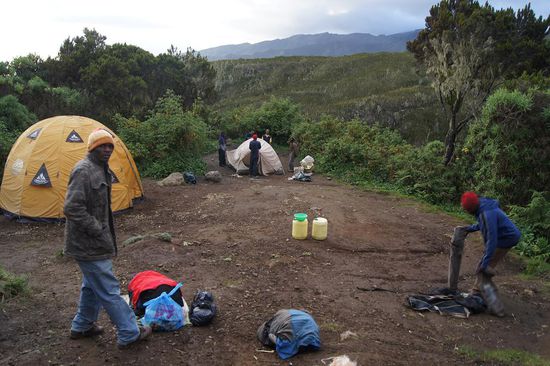Unsere Helfer bauen die Zelte auf fuer die erste Nacht.