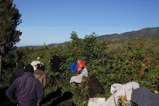 Die letzten SOnnenstrahlen sollen die verschwitzte Kleidung trocknen