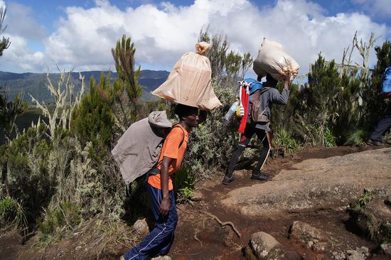 Eigentlich verboten (doch die Gewerkschaft der Traeger aht hier oben kein Buero): oft schleppen unsere Helfer 40 und mehr Kilo die steilen Wege hoch