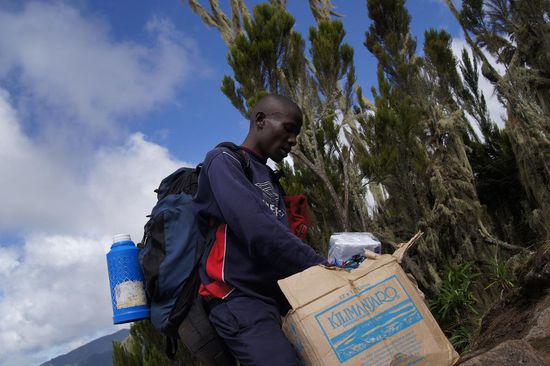 Unser Koch Abdallah: in der Kilimanjaro-Kiste ein Teil unserer Verpflegung
