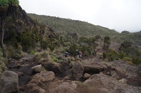Ab und zu muessen grosse Lavabrocken ueberklettert werden - fuer den kranken Dominik eine kaum zu ueberwindbare Strapaze