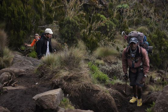 Unser Fuehrer Mrope versucht Dominik bis zum naechsten Lager zu kriegen