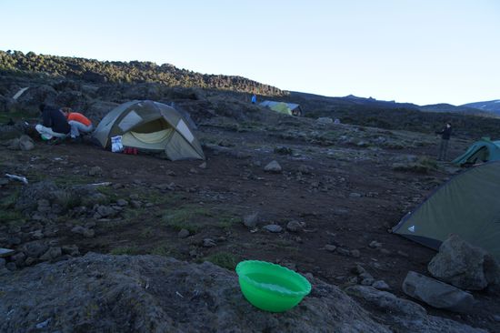 Ein bisschen Wasser ins Gesicht, Hände waschen - so beginnt der Tag. Zähne putzen kann auch mal ausfallen.