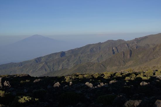 Noch einmal wandert der Blick zum Mount Meru herüber. Mit 4566 Metern immerhin der vierthöchste Gipfel Afrikas.