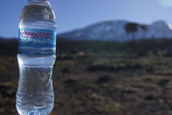 Noch Zeit für ein kurzes "Werbefoto". Die Flasche mit dem abgekochten Kilimanjaro-Wasser vor dem Hintergrund des fernen Gipfels
