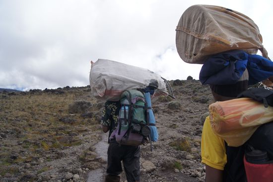 Es geht los, die ersten Träger machen sich auf den Weg.
