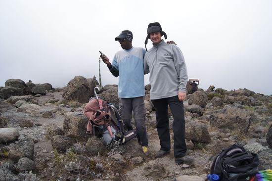 Mrope hält Funkkontakt zum Rest der Truppe. Er gibt Anweisung zu warten, weil Dominik vielleicht nicht weiter kann. Ich fühle mich hingegen immer noch überraschend gut.