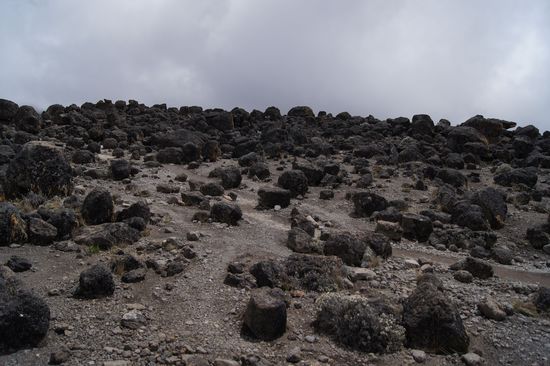 Wüste Landschaft auf 4000 Meter - nichts als dunkle Lavabrocken