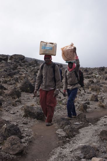 Unser Koch Abdallah und der "assistant guide" Jacob Nbesamburo, der auch beim Tragen hilft