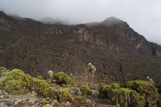 Anne und ich inspizieren schon mal die Wand, die wir am nächsten Morgen hochklettern sollen - auf dem Weg ins Basislager Barafu. Ob Dominik dann noch dabei sein wird - höchst zweifelhaft...