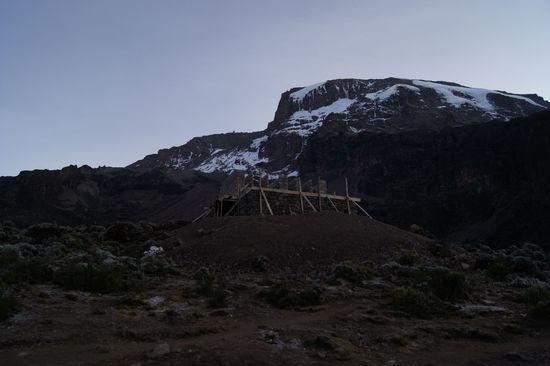 Der Ausblick am frühen Morgen im Barranco-Camp: der Gipfel scheint über Nacht näher gerückt