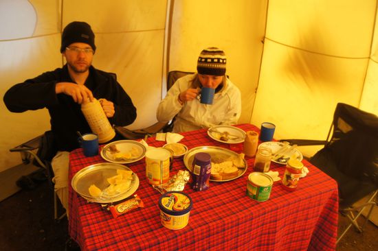 Schöne Überraschung beim Frühstück. Dominik geht es etwas besser. Er will es doch nochmal einen Tag lang probieren