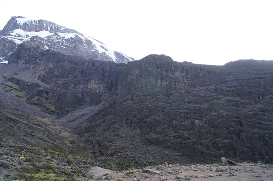 Respekteinflößend: Zuerst müssen wir über diese Felswand (rechte Bildhälfte) drüber