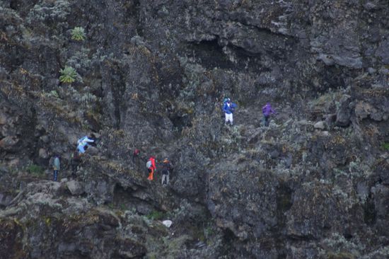 Sieht ungemütlich aus: ein paar Wanderer sind schon in der steilen Wand