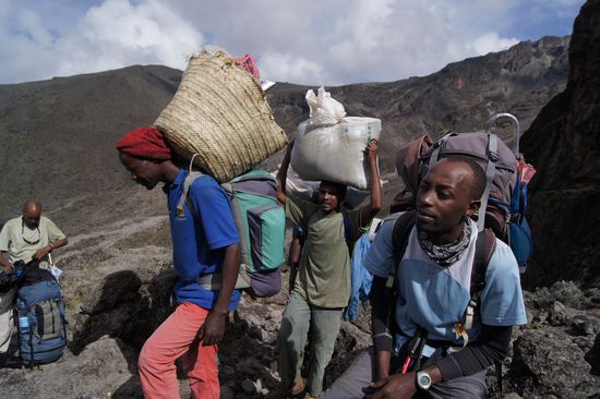 Die erste Felswand geschafft. Unser Führer Mrope schnauft kurz durch.