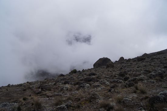 Jetzt wird es wieder ungemütlich: Wolken über der Lavawüste