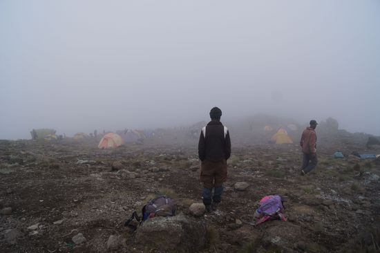 Kurzer Zwischenstopp fürs Mittags-Lunchpaket: Unsere Führer Felix und Mrope, die insgeheim denken: "Die spinnen, die Kilimanjaro-Touristen"