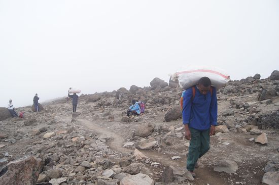 Und auch der gesamte Proviant muss hoch - Szenen, die mich - nicht ganz passend - an die Passionsgeschichte erinnern
