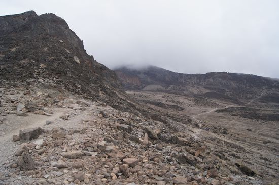Vorne, hinter der letzten Bergwand, wartet das Barafu Camp, das Basislager, auf 4600 Meter Höhe
