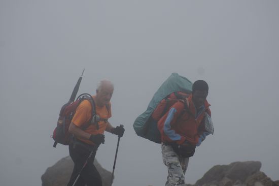 Alain aus Frankreich kämpft sich die letzten Meter nach Barafu hoch