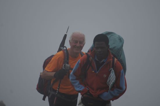 Der Mann hat auch noch die Kraft zu lächeln....