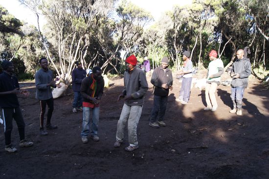 Am letzten Morgen tanzen und singen unsere Führer und Träger "Jambo, jambo Bwana, habari gani, nzuri sana."