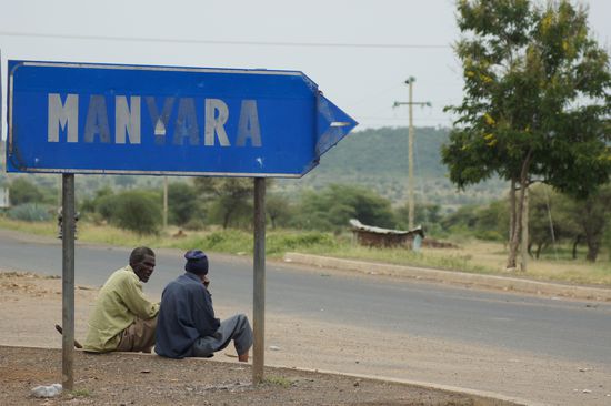 Wegweisend: hier gehts Richtung Lake Manyara, Serengeti und Ngorongoro