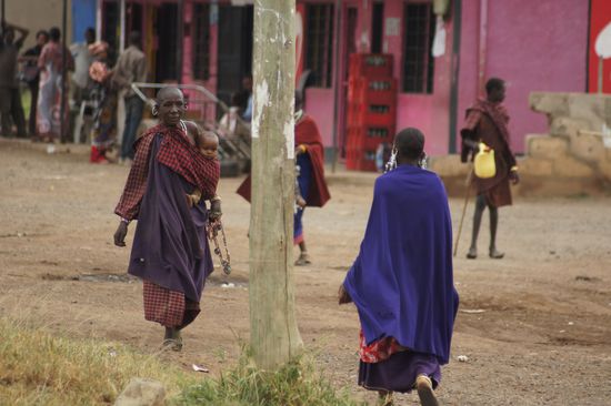 Bald tauchen die ersten Massai auf