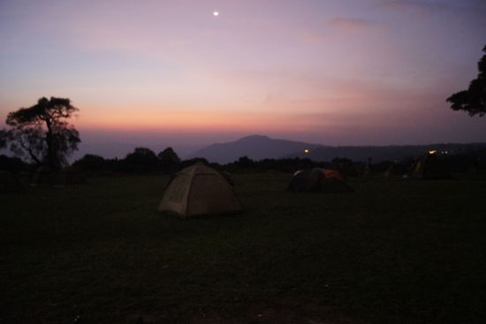 Am nächsten Morgen -kurz vor Sonnenaufgang: unser Lager oberhalb des Ngorongoro-Kraters