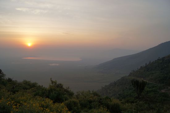 Nun geht es runter in den Krater, der etwa halb so groß ist wie der Bodensee