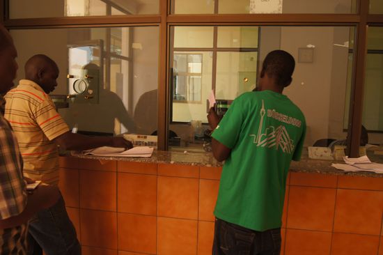 Auch Düsseldorf scheint man nirgendwo entkommen zu können...(am Ausgang vom Nationalpark). Und morgen lesen Sie: Sansibar, oder der letzte Hund
