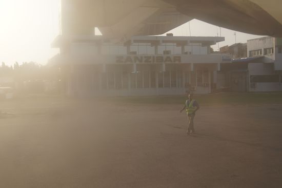 Nach fast 19 Jahren kehre ich nach Sansibar zurück. Ankunft am Flughafen