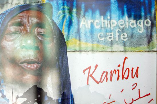 Die Sängerin Bi Kidude. Vor 19 Jahren zeichnete ich in ihrer Hütte sansibarische Hochzeitslieder auf. Mittlerweile ist sie in hohem Alter noch ein internationaler Star geworden....