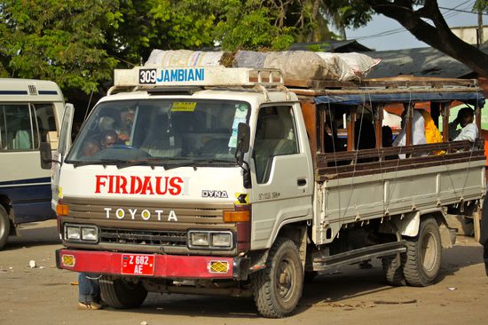 Diese Gefährte verbinden die Dörfer der Insel miteinander und heißen "Dala Dala"