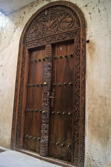 Eine von 1001 alten Türen in Stone Town