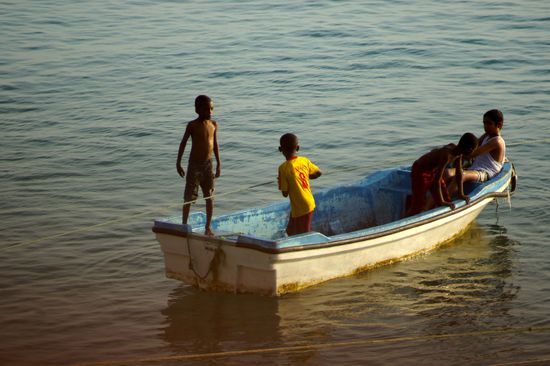 Jeden Abend sieht man spielende Kinder am Meer