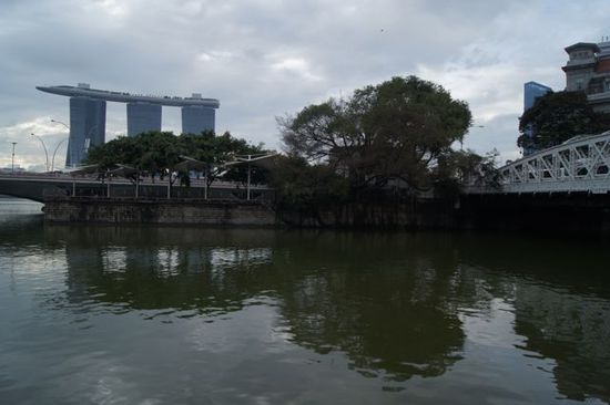 im Hintergrund Marine Bay Sands, das neueste Prestigeprojekt in Singapur. Ein gigantisches Hotel mit dem höchsten Swimming Pool der Welt auf dem Dach