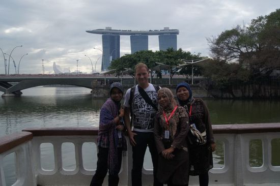 Indonesische Touristen, die unbedingt mal mit einem Deutschen aufs Bild wollten
