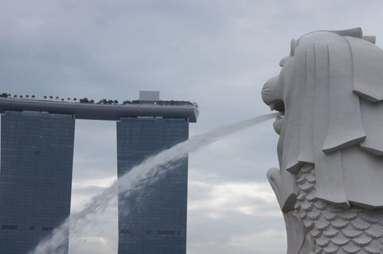 Merlin - speiendes Wahrzeichen Singapurs. Den Bewohnern ist Spucken dagegen bei hoher Strafe verboten....