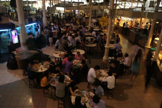 Man isst in sogenannten Food courts - es gibt über 100 davon in Singapur