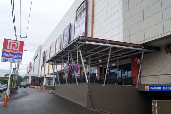 Schön hässlich: das Einkaufszentrum Plaza Andalas mit dem Restaurant Solaria im Vordergrund, aus dem ich vor dem Erdbeben flüchte.