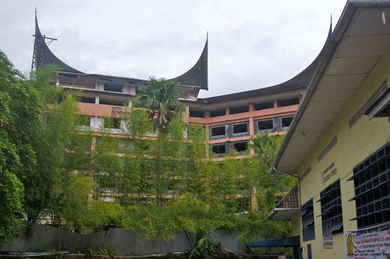 Ein Hotel, das beim Erdbeben 2009 schwer beschädigt wurde