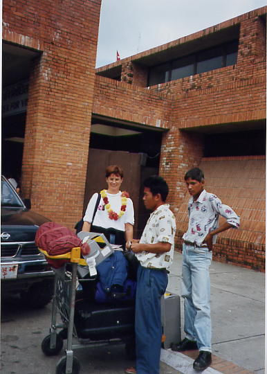 Mahdu hat uns mit Blumenketten am Airport in Kathmandu abgeholt